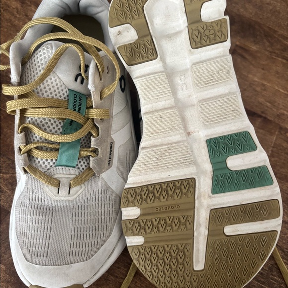 On Running White and Green Sneakers - Picture 5 of 7